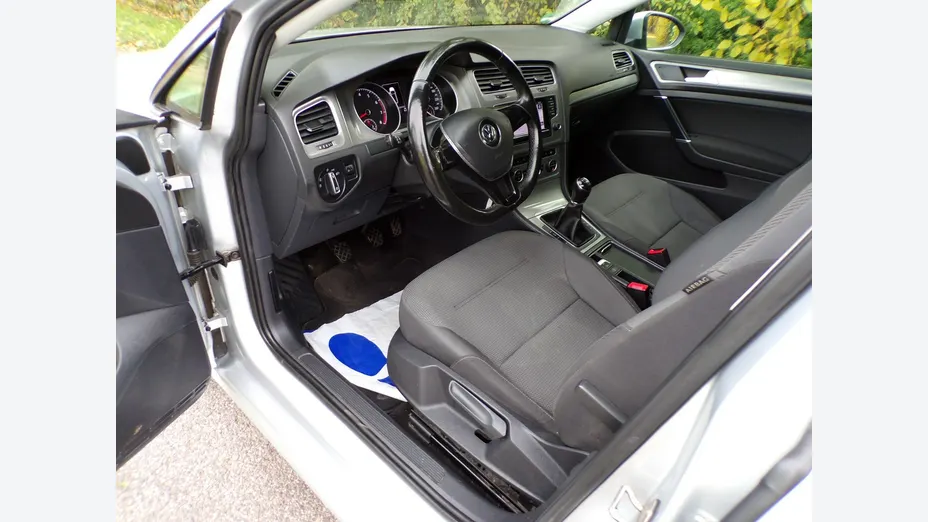 VOLKSWAGEN Golf -