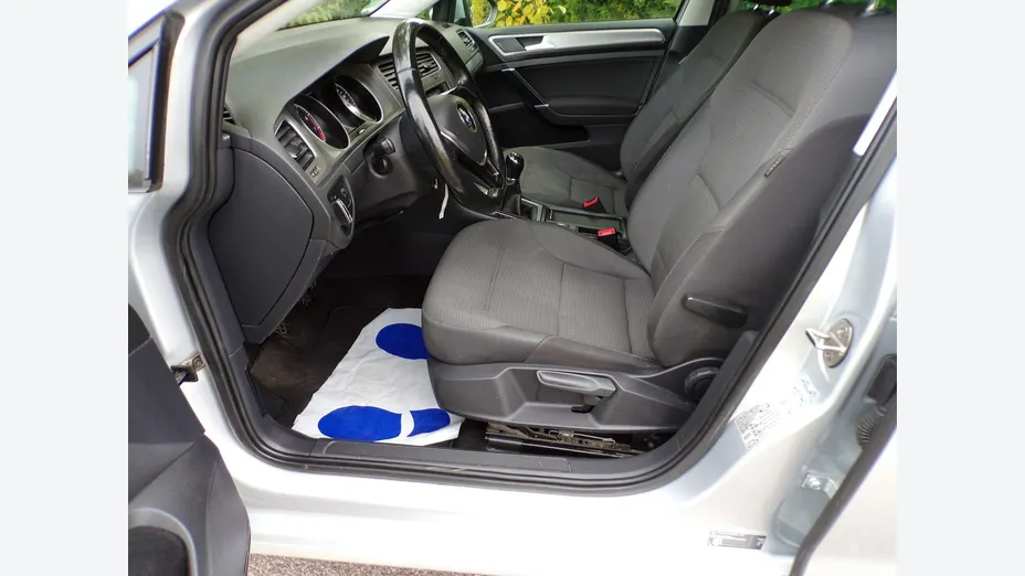 VOLKSWAGEN Golf -