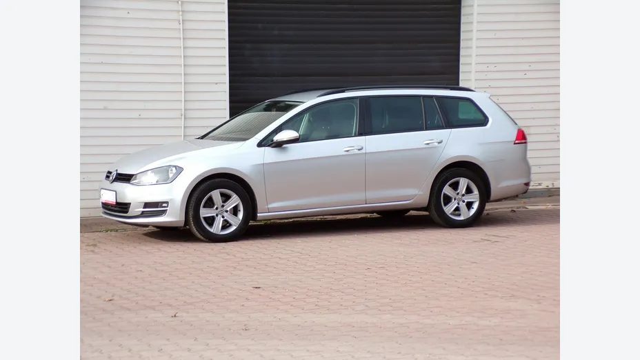 VOLKSWAGEN Golf -