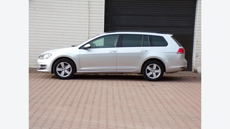 VOLKSWAGEN Golf -