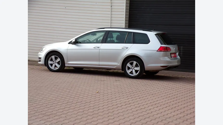 VOLKSWAGEN Golf -