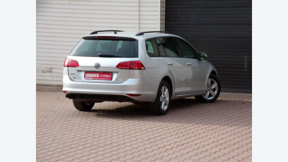 VOLKSWAGEN Golf -