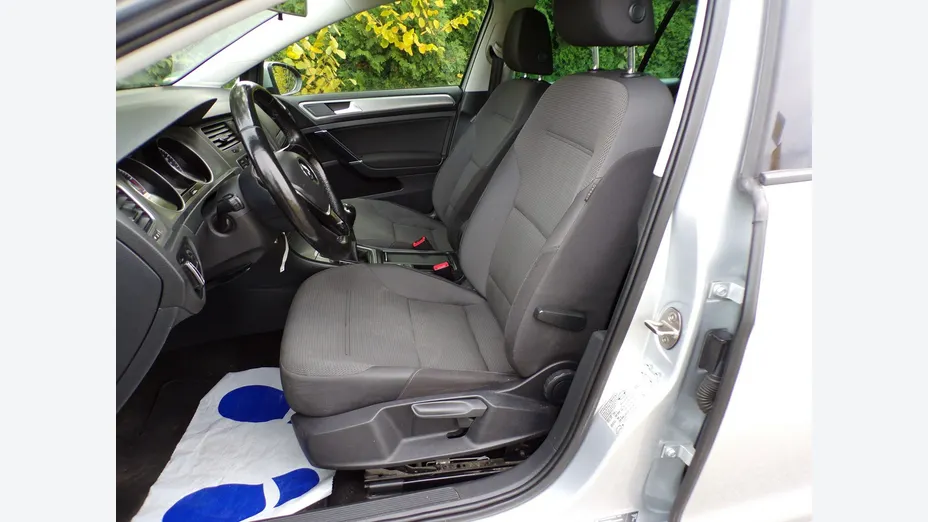 VOLKSWAGEN Golf -