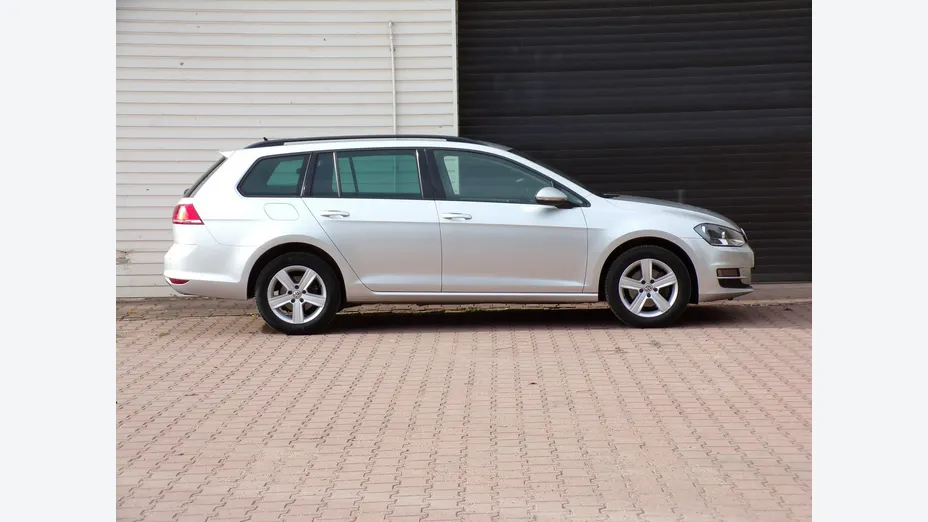 VOLKSWAGEN Golf -