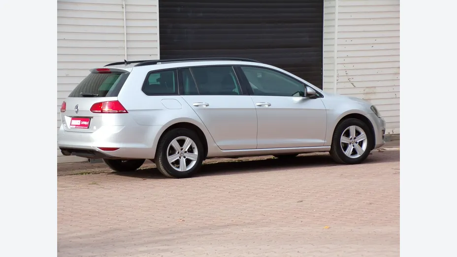 VOLKSWAGEN Golf -
