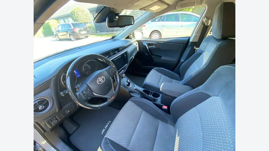 TOYOTA Auris -