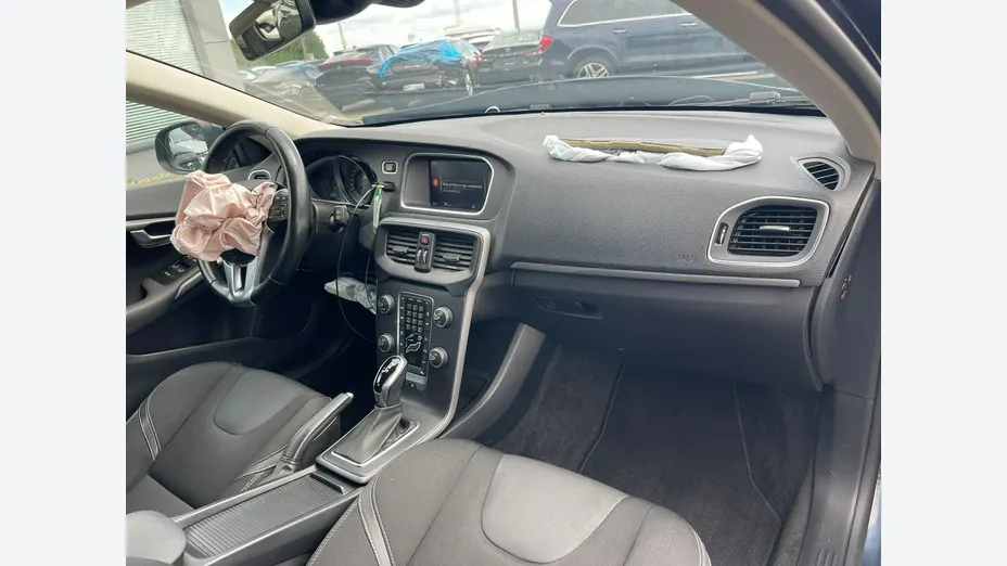 VOLVO V40 -