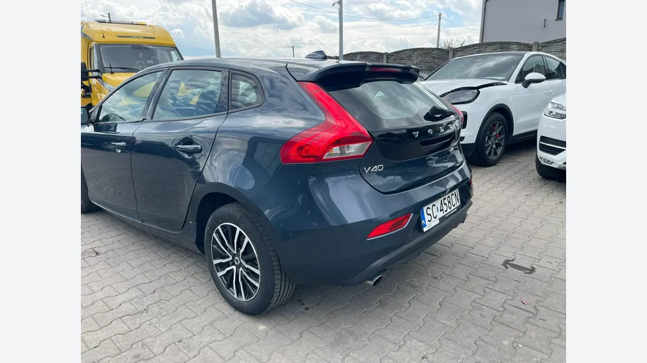VOLVO V40 -