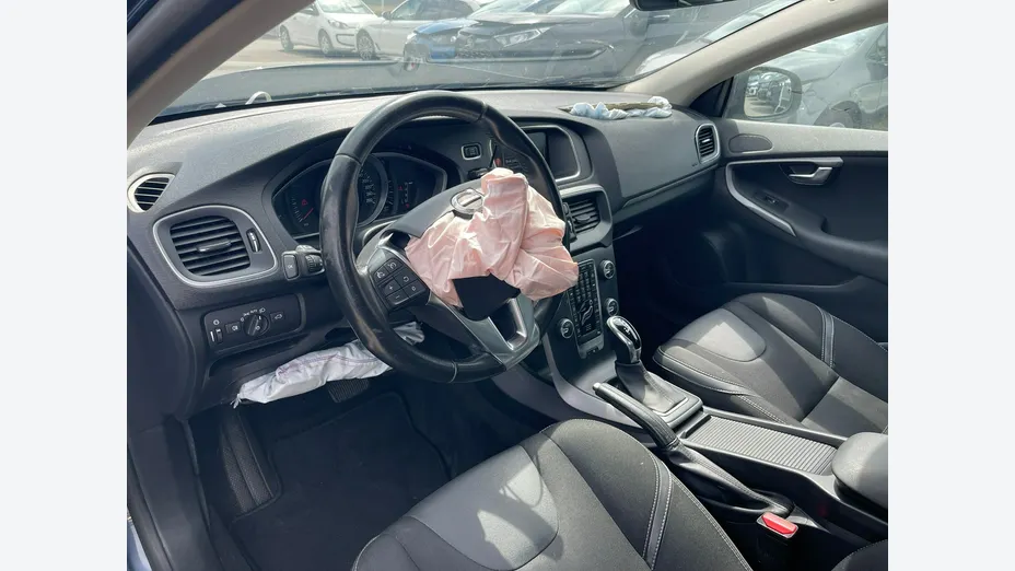 VOLVO V40 -