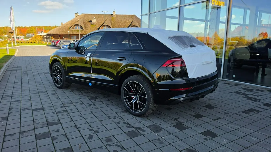 AUDI Q8 -