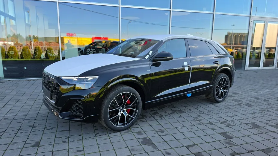 AUDI Q8 -