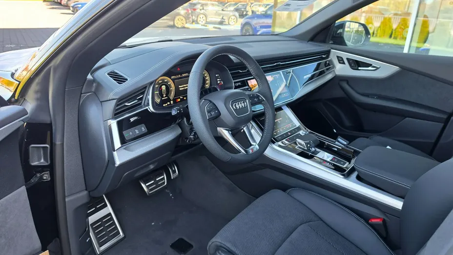 AUDI Q8 -