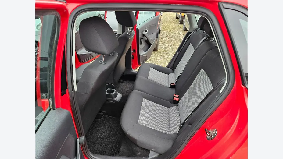 VOLKSWAGEN Polo -