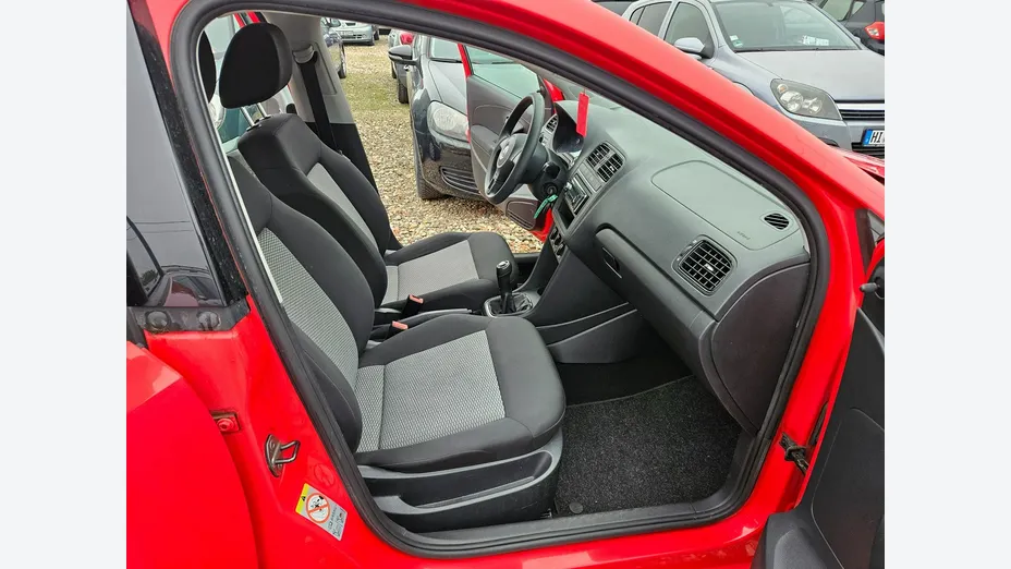 VOLKSWAGEN Polo -