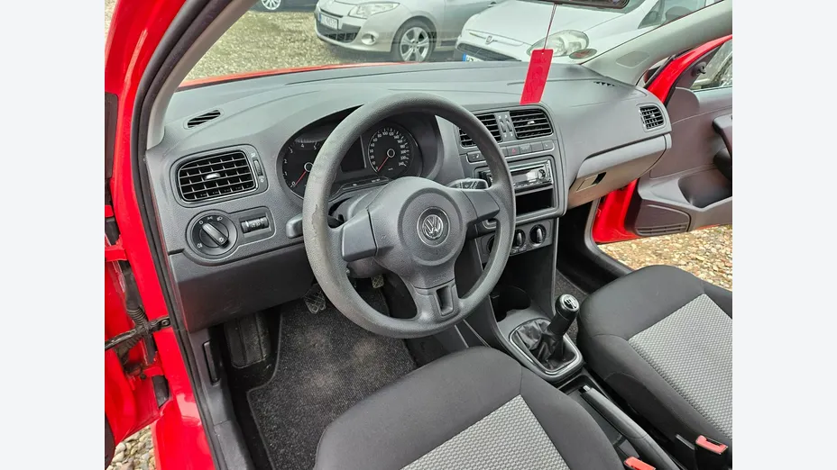 VOLKSWAGEN Polo -