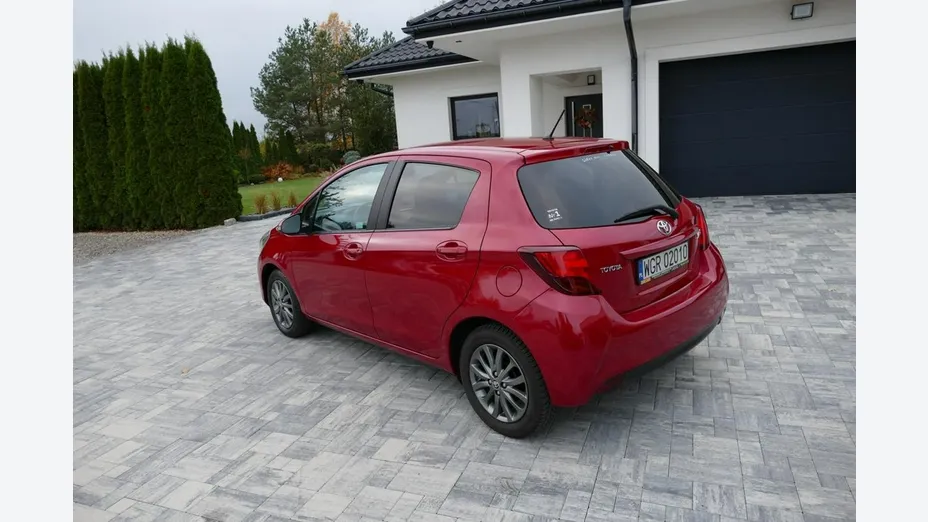 TOYOTA Yaris -