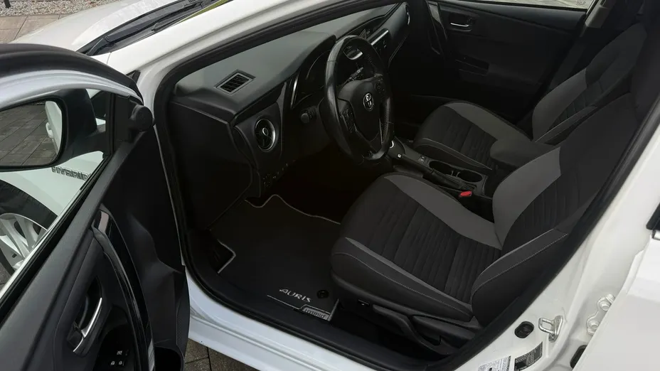 TOYOTA Auris -