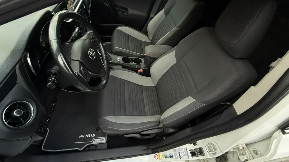 TOYOTA Auris -