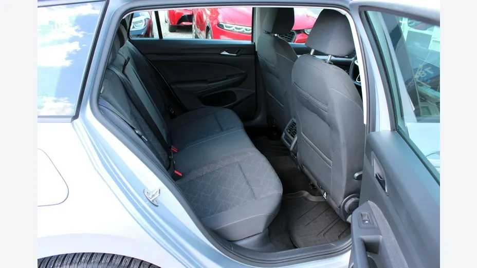 VOLKSWAGEN Golf -
