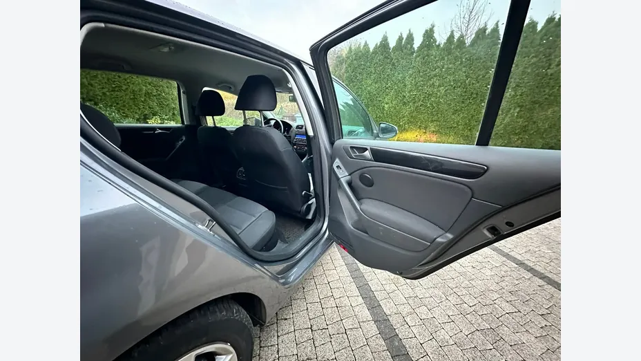 VOLKSWAGEN Golf -