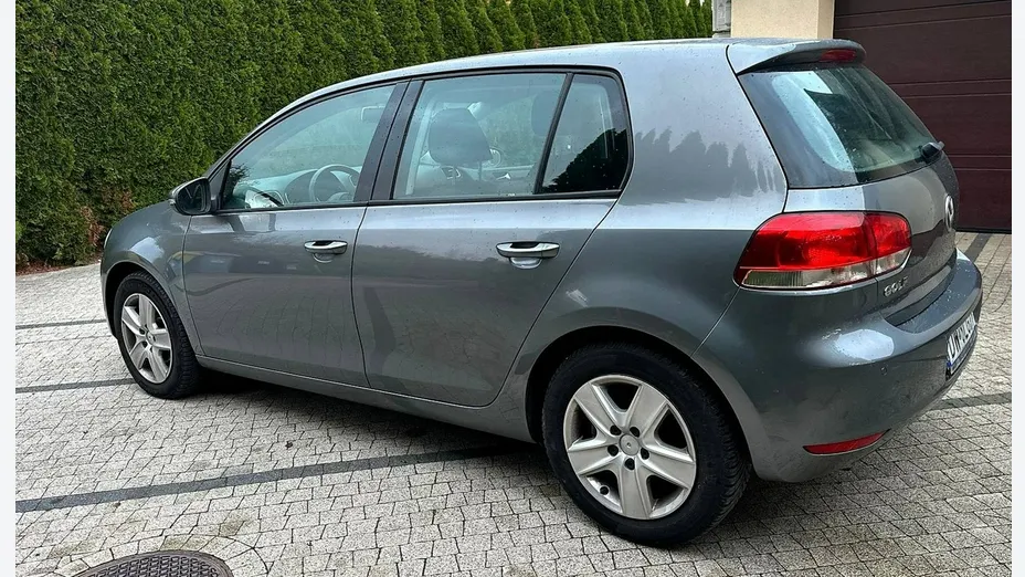 VOLKSWAGEN Golf -