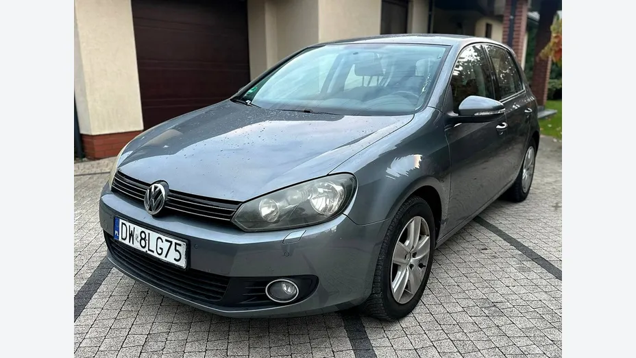 VOLKSWAGEN Golf -