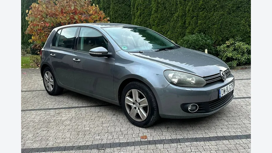 VOLKSWAGEN Golf -