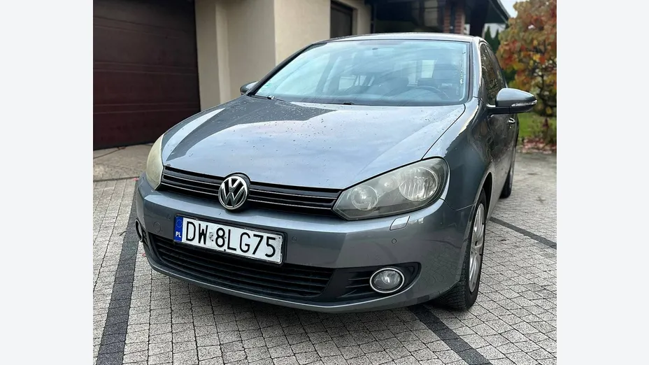 VOLKSWAGEN Golf -