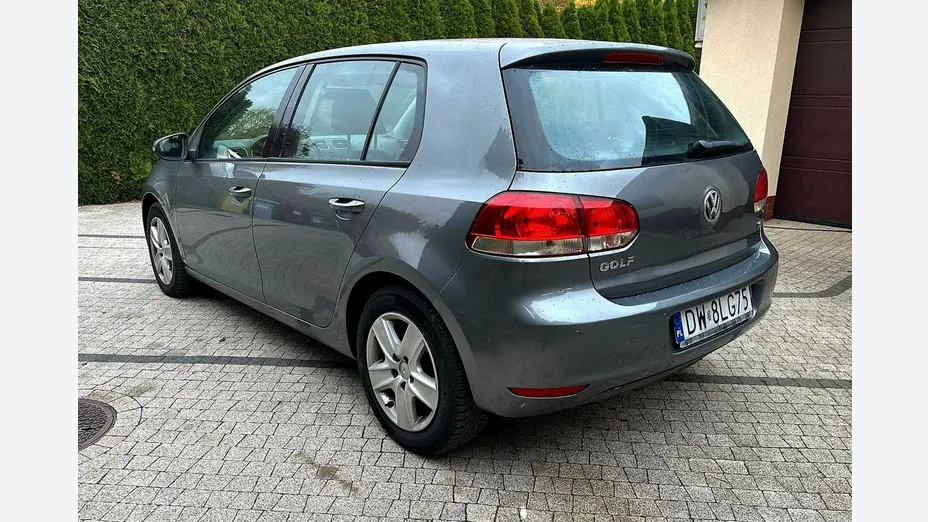 VOLKSWAGEN Golf -