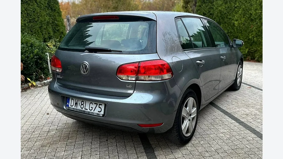 VOLKSWAGEN Golf -