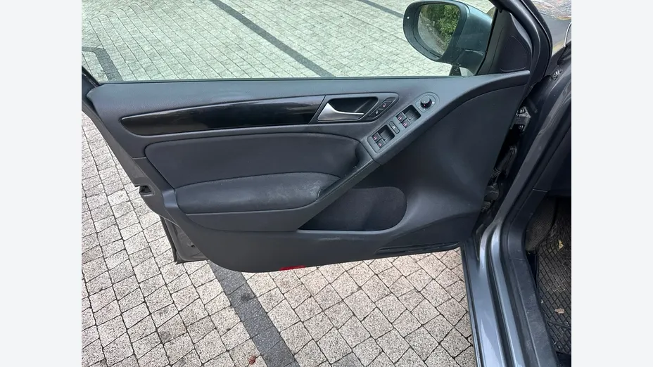 VOLKSWAGEN Golf -