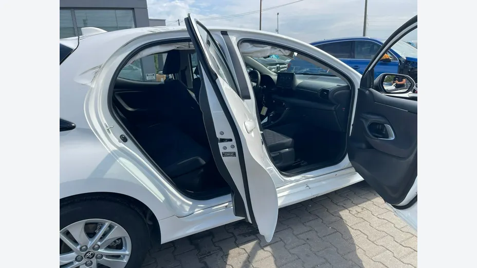 TOYOTA Yaris -