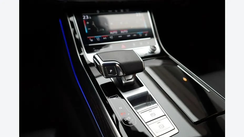 AUDI A8 -