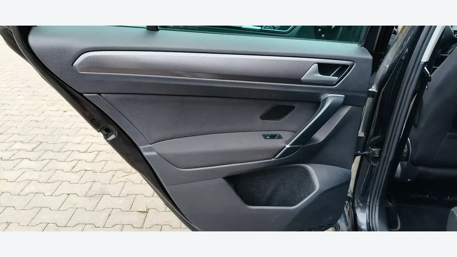 VOLKSWAGEN Golf Sportsvan -