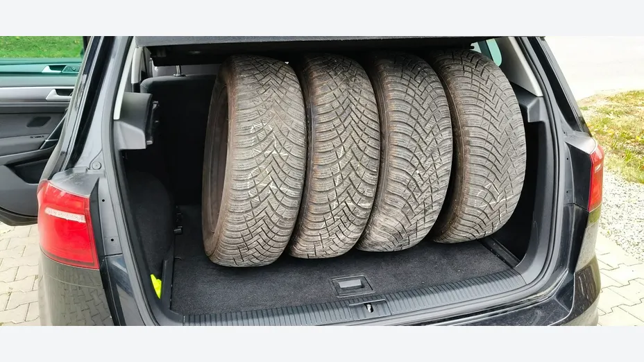 VOLKSWAGEN Golf Sportsvan -