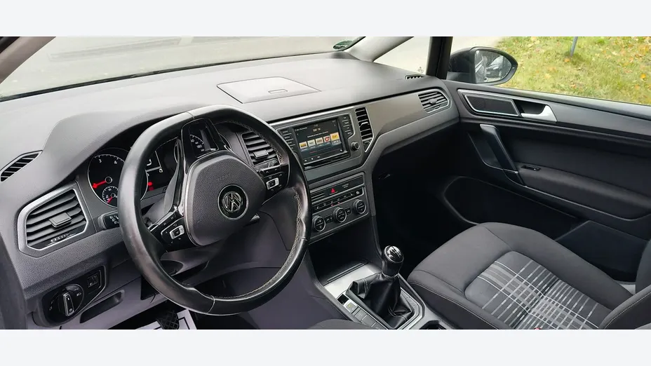 VOLKSWAGEN Golf Sportsvan -