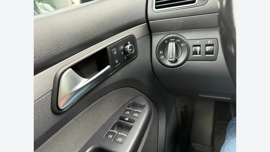 VOLKSWAGEN Touran -