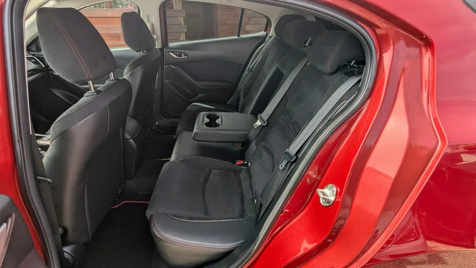 MAZDA 3 -