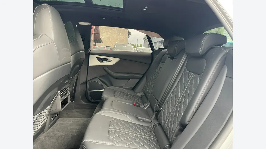 AUDI Q8 -