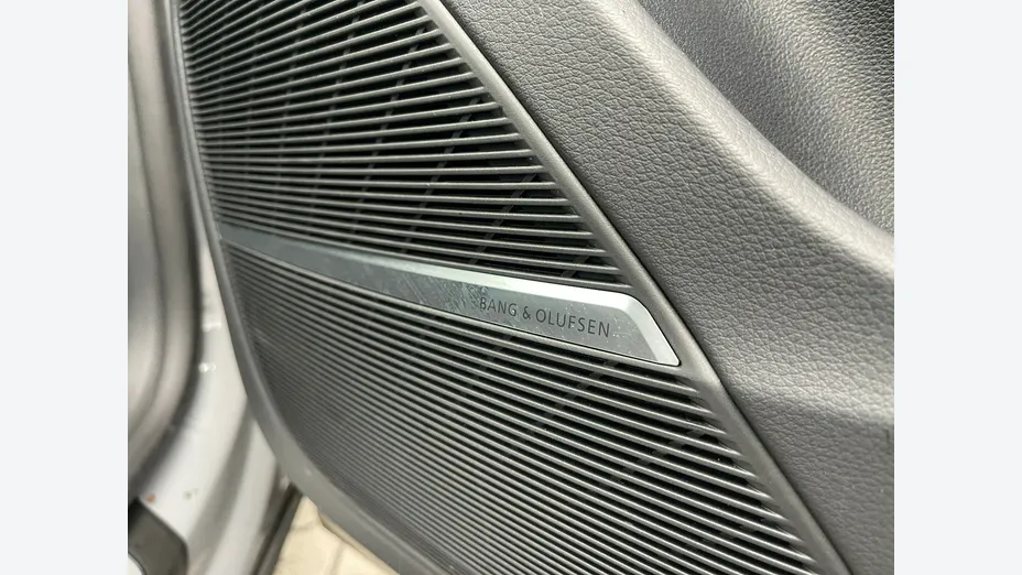 AUDI Q8 -