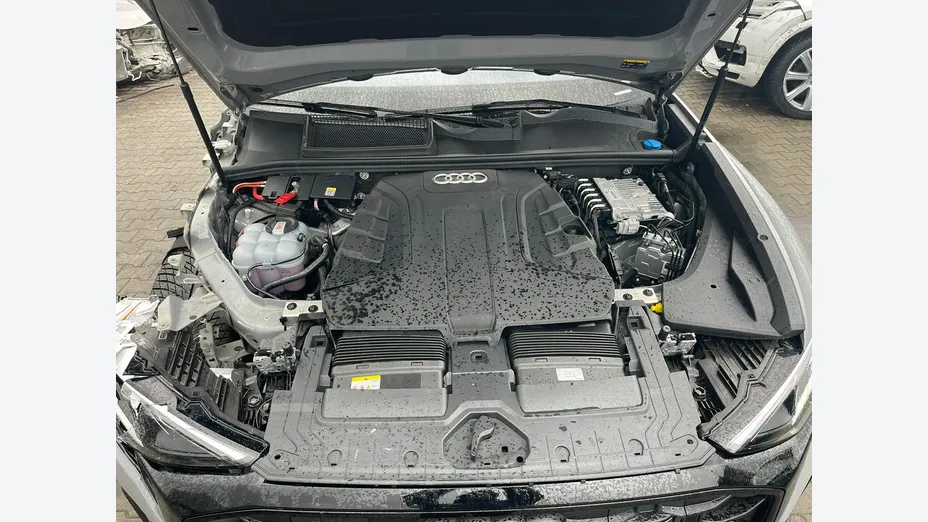 AUDI Q8 -