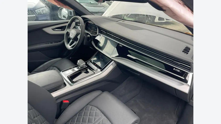 AUDI Q8 -