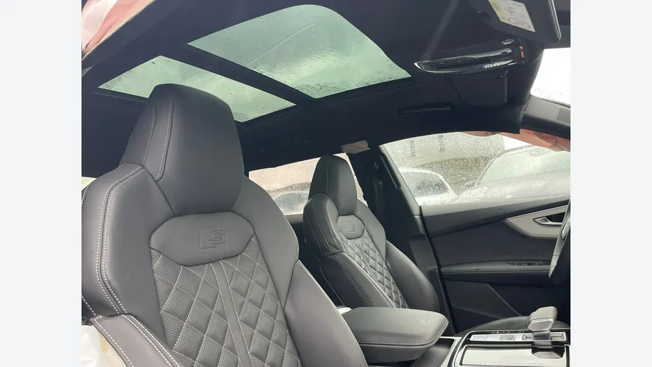 AUDI Q8 -