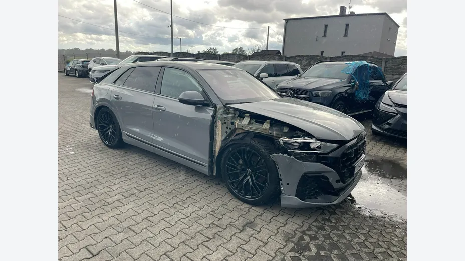 AUDI Q8 -