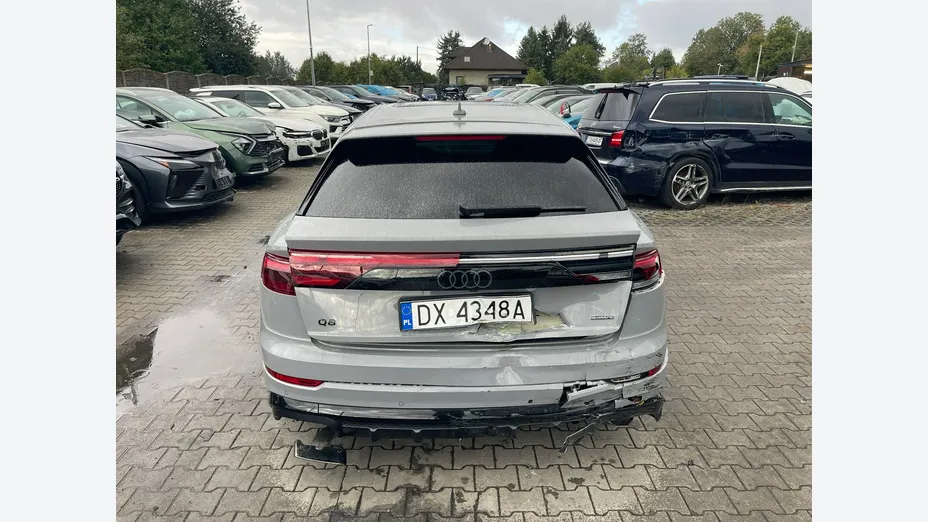 AUDI Q8 -
