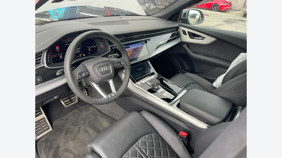 AUDI Q8 -