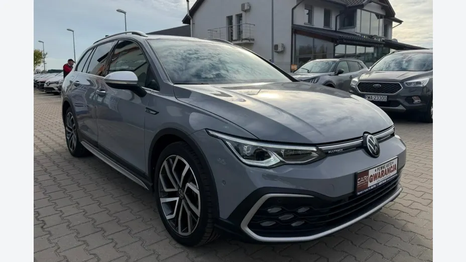 VOLKSWAGEN Golf -