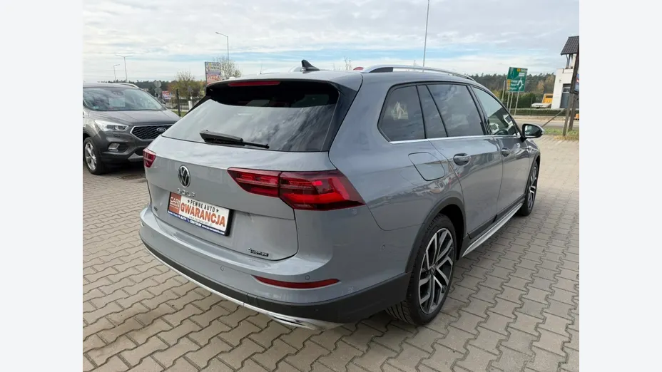 VOLKSWAGEN Golf -