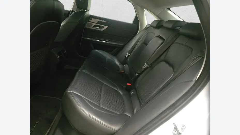 JAGUAR XF -