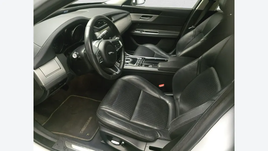 JAGUAR XF -